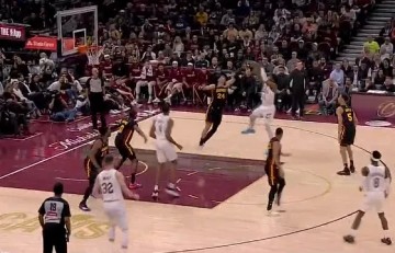 开云-米切尔遭遇贴防连续转身后仰中投命中，4中4得分已上双